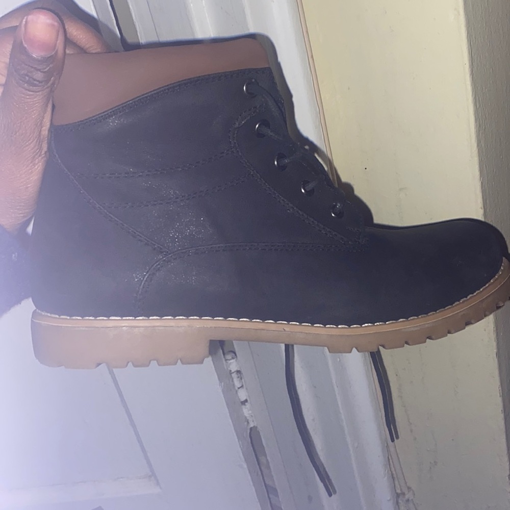 Selling a size 8.5 boots in good condition